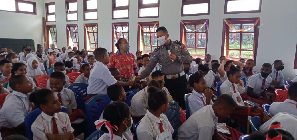 Satlantas Beri Pengenalan Pentingnya Berlalu Lintas Kepada Siswa-siswi yang Baru Masuk SMP di Boven Digoel