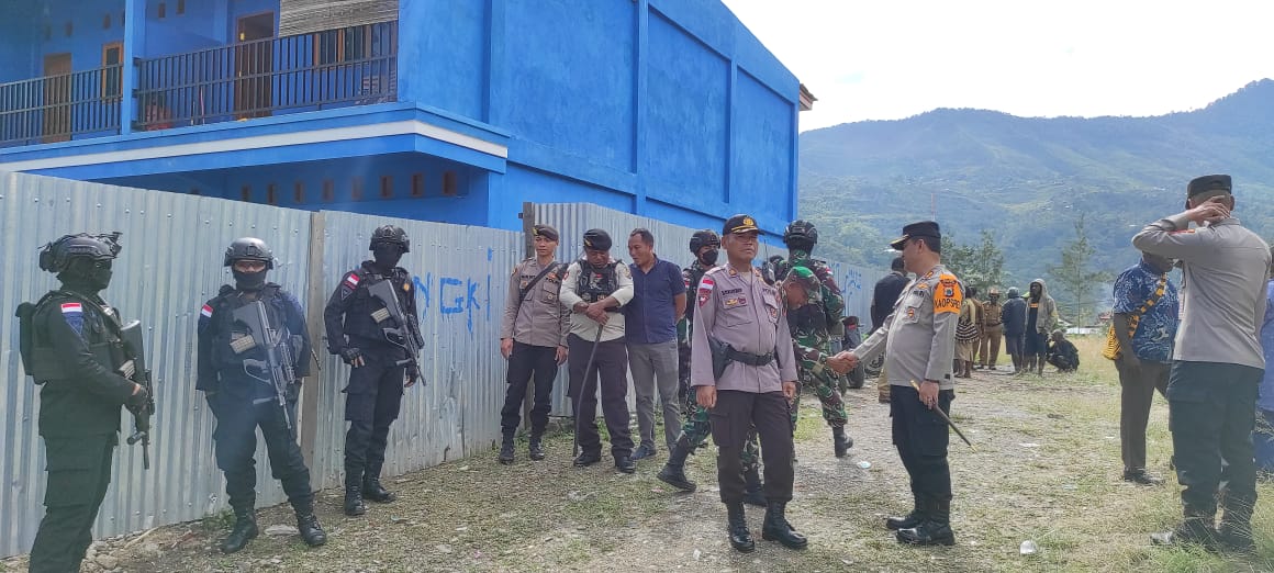 Kapolres Tolikara Pantau Langsung Pengamanan Penyaluran Dana Desa Tahap II Dan III TA. 2021Di Kantor Bank BNI Kota Karubaga
