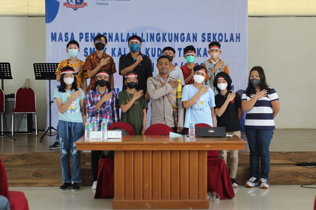 Bhabinkamtibmas Polres Mimika Berikan Materi Wawasan Kebangsaan Kepada Siswa Siswi
