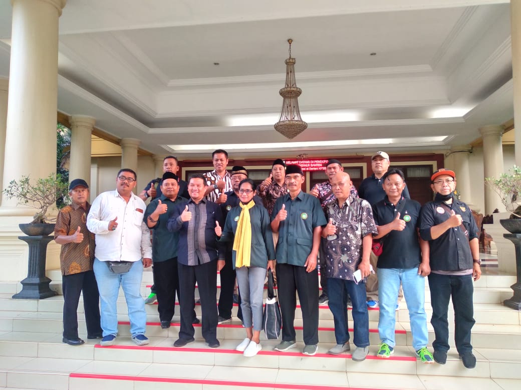 Forum RW Bersama Forum Jurnalis Pasar Kemis, Gerudug Kantor Gubernur Banten, Terkait Masalah Pendidikan