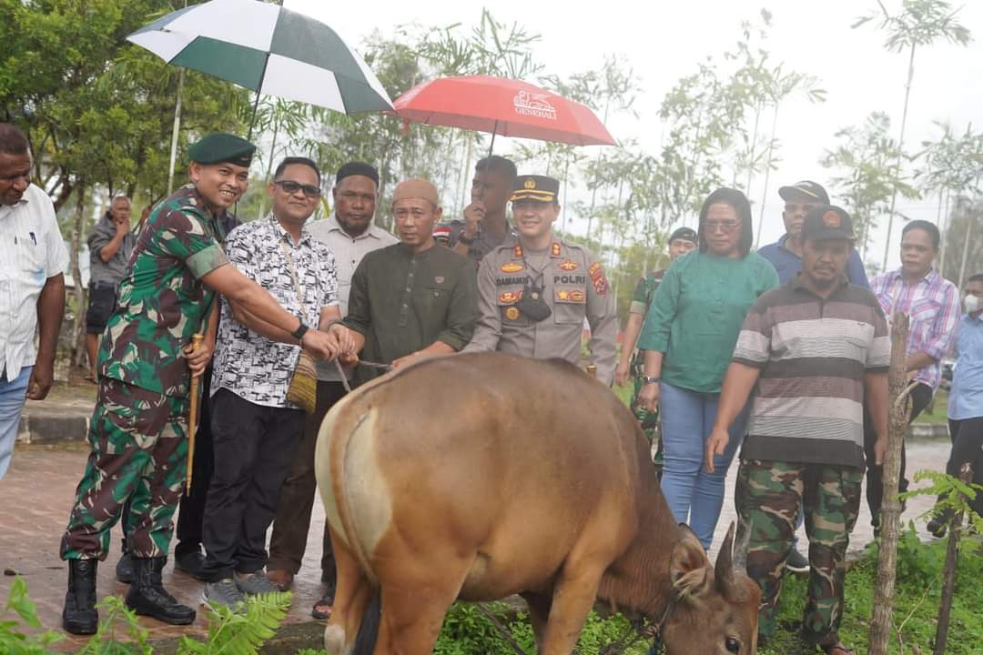 Meriahkan Idul Adha, Kapolres Mappi Dampingi Pj Bupati Menyerahkan Hewan Kurban