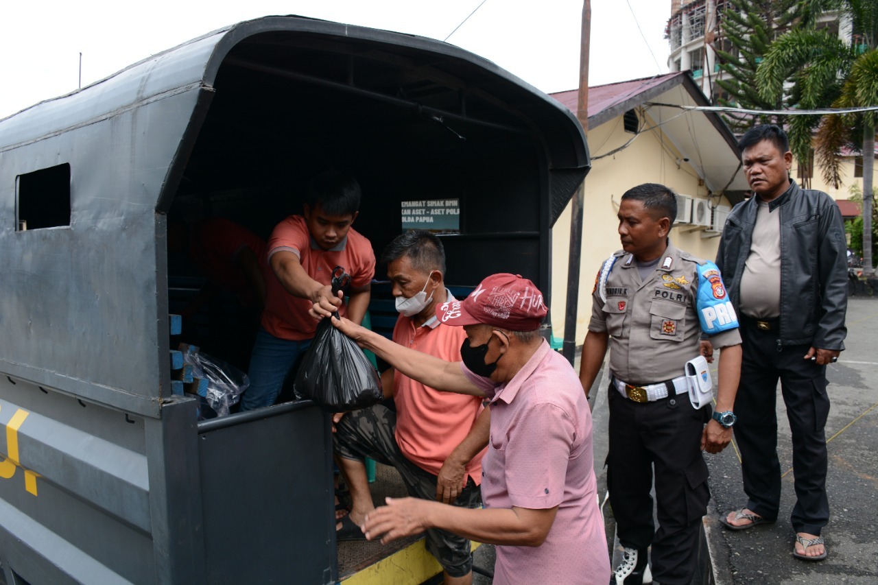 Polda Papua Salurkan Daging Kurban Kepada Personel dan Masyarakat Kota Jayapura