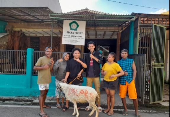 Rayakan Idul Adha 1443 H, Polda Jabar Serahkan 4 Ekor Domba Kepada Perwakilan Mahasiswa Papua di Jawa Barat