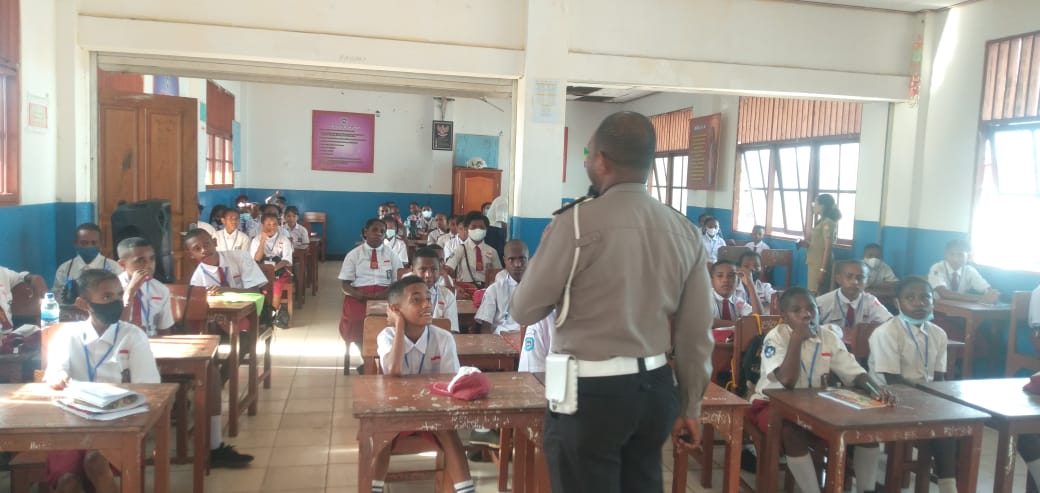 Kanit Lantas Polsek Jayapura Utara Berikan Materi Bahaya Lakalantas di SMP YPK Sion Dok VIII