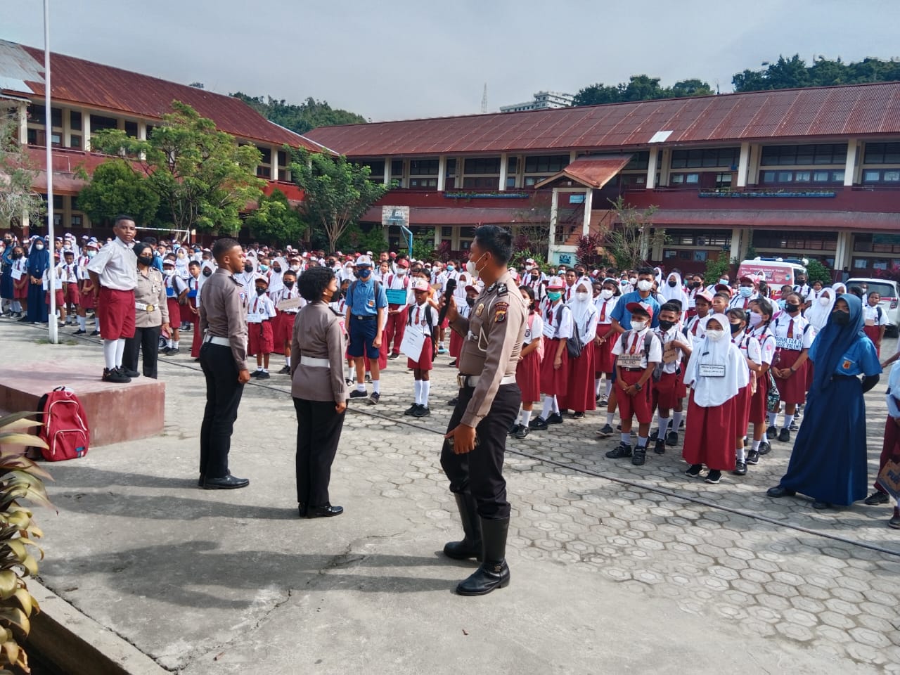 Polisi Masuk Sekolah, Beri Pendidikan Lalu Lintas Pada Anak SMP