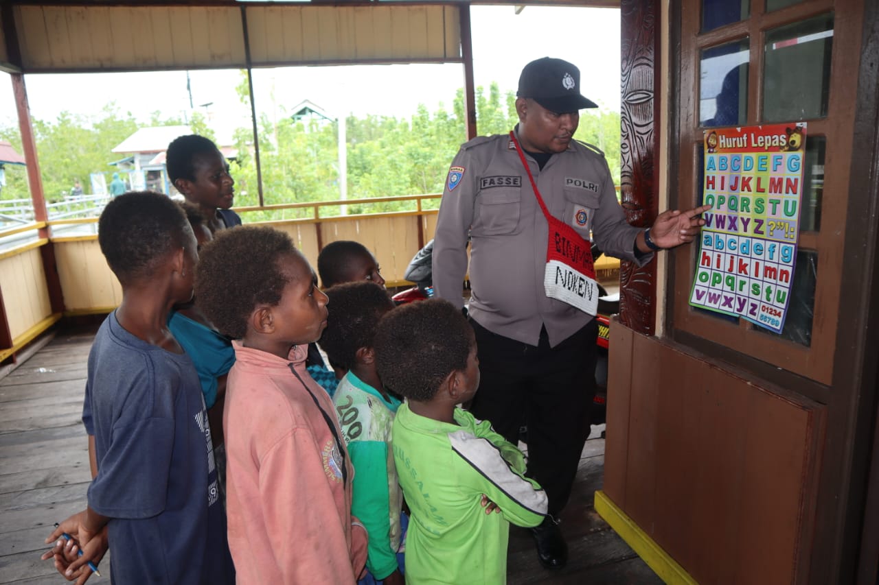 Satuan Binmas Polres Asmat Gelar Polisi Pi Ajar di Komplek Pelabuhan Baru Agats