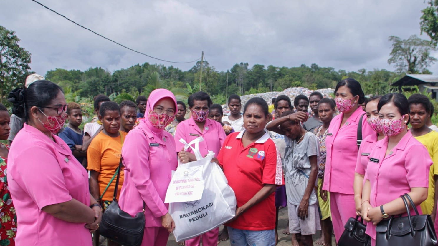 Bhayangkari Cabang Asmat Berikan Bantuan Sosial kepada Masyarakat