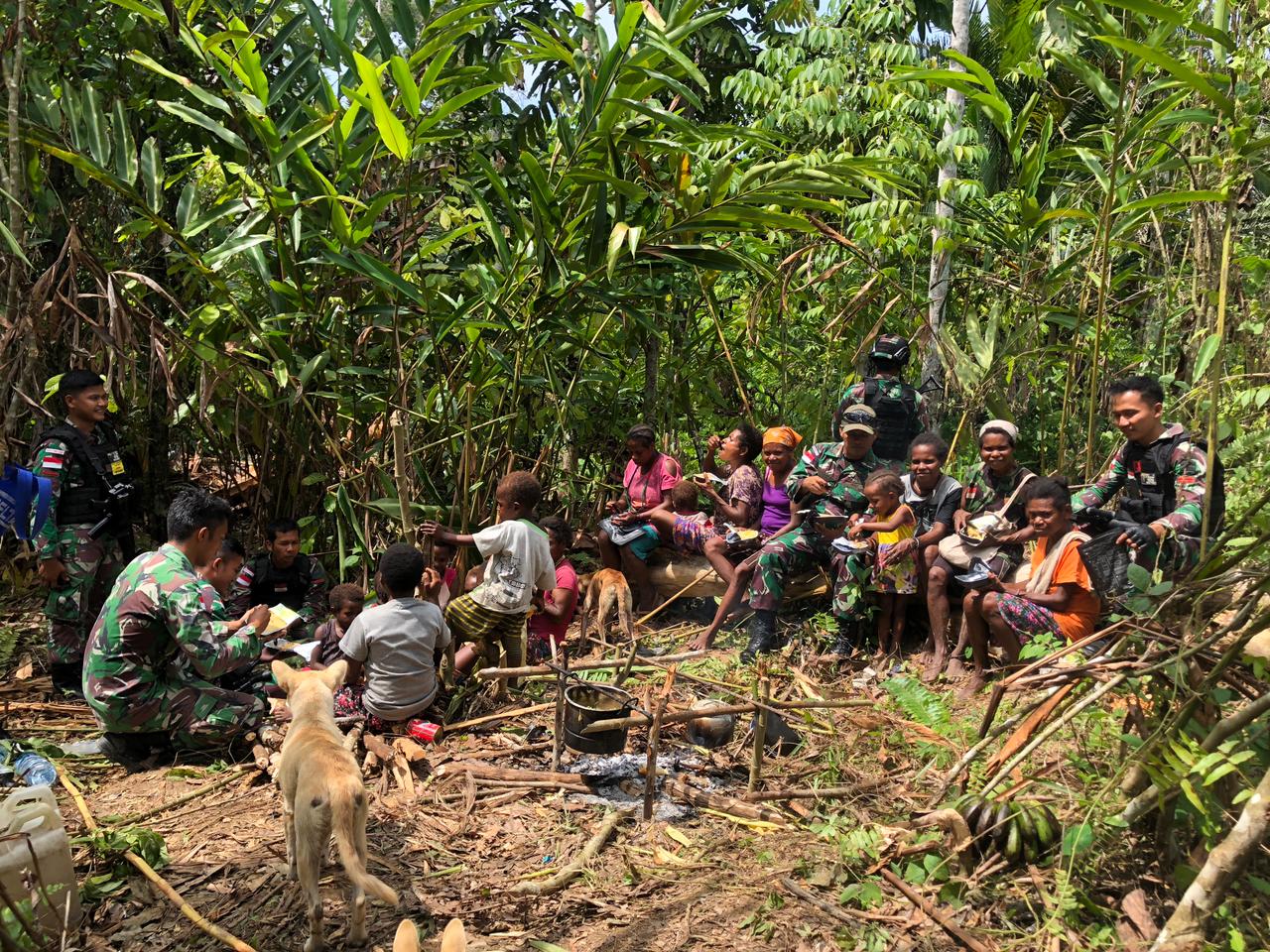 Membaur dan Bersinergi Dengan Masyarakat Papua di Perbatasan, Satgas Yonif 126/KC Olah Sagu Menjadi Papeda