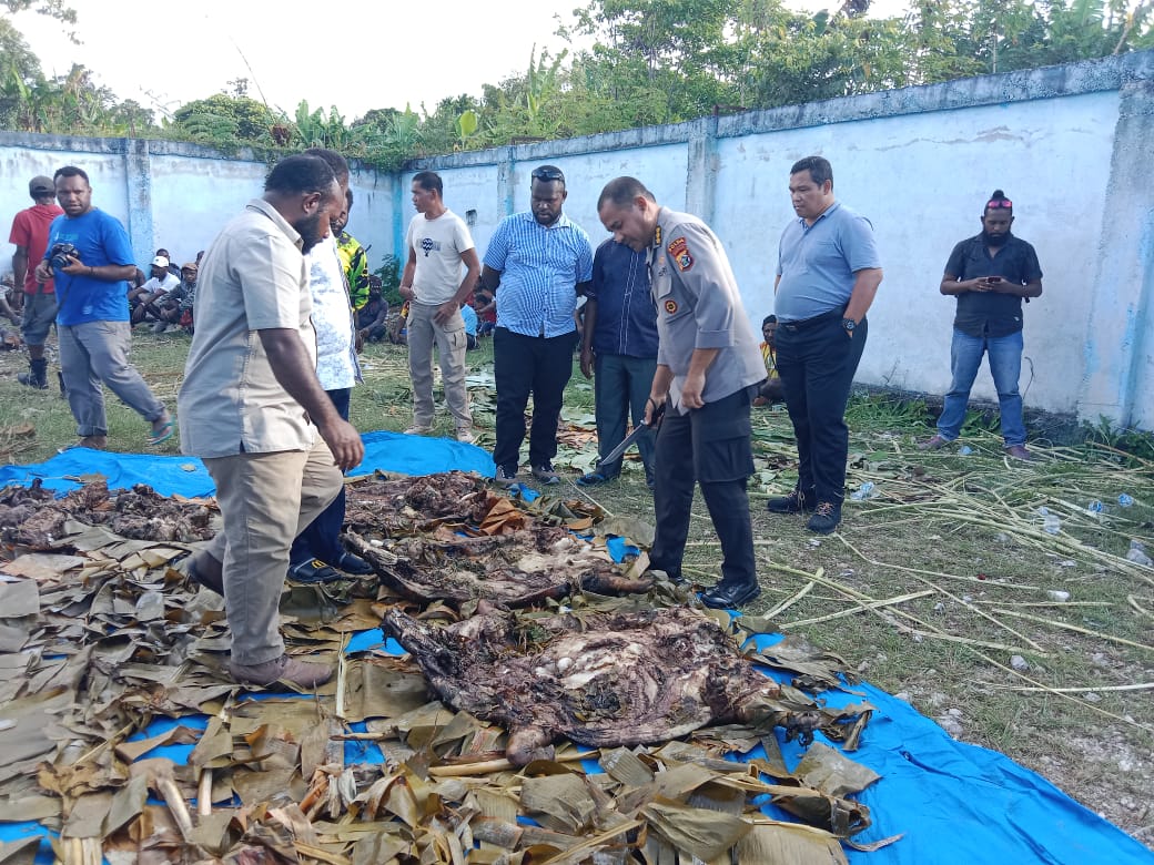 Situasi Kembali Membaik, Polisi dan Masyarakat Gelar Bakar Batu