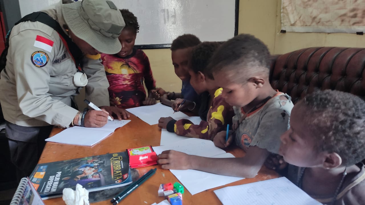 Ini Cara Polisi Mengajar di Pedalaman Papua Lewat Program Polisi Pi Ajar