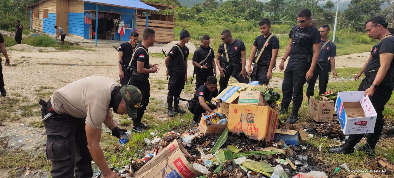 Polisi dan Masyarakat di Mamberamo Tengah Gelar Kerja Bakti