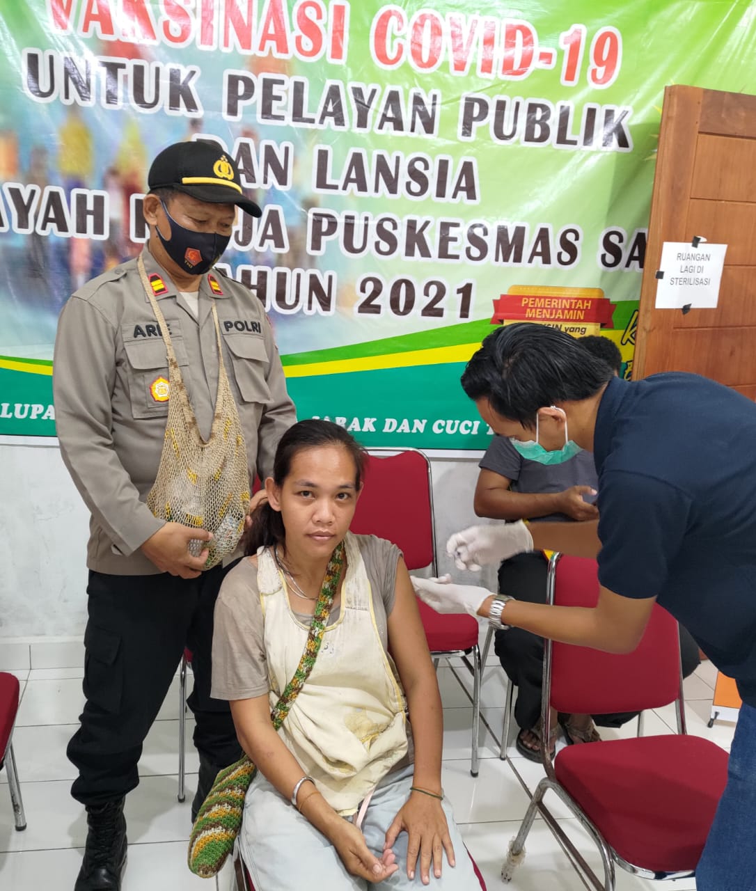 Kapolsek Sarmi Kota Pantau Langsung Vaksinasi Covid–19