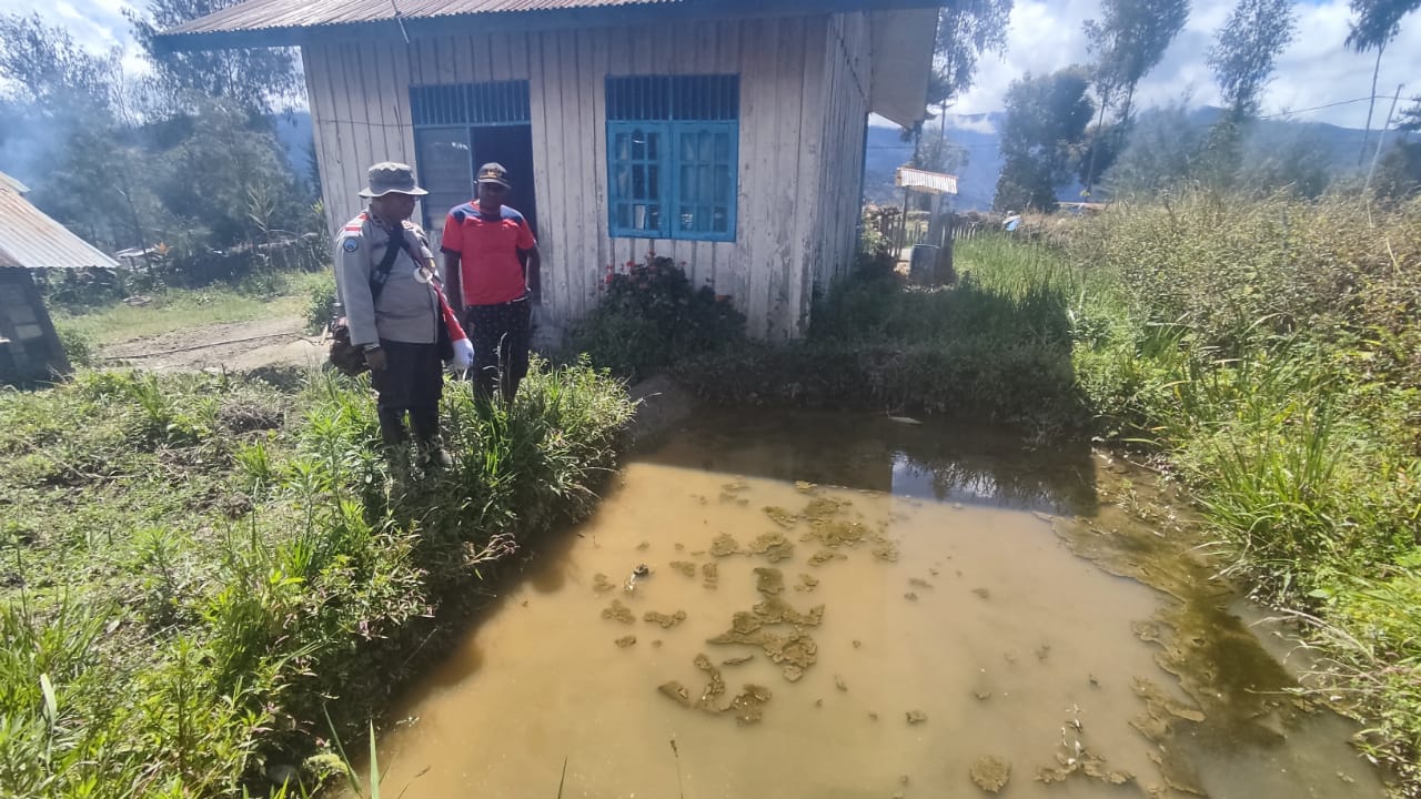 Tingkatkan Ketahanan Pangan, Binmas Noken di Intan Jaya Cek Kolam Ikan Warga Binaan
