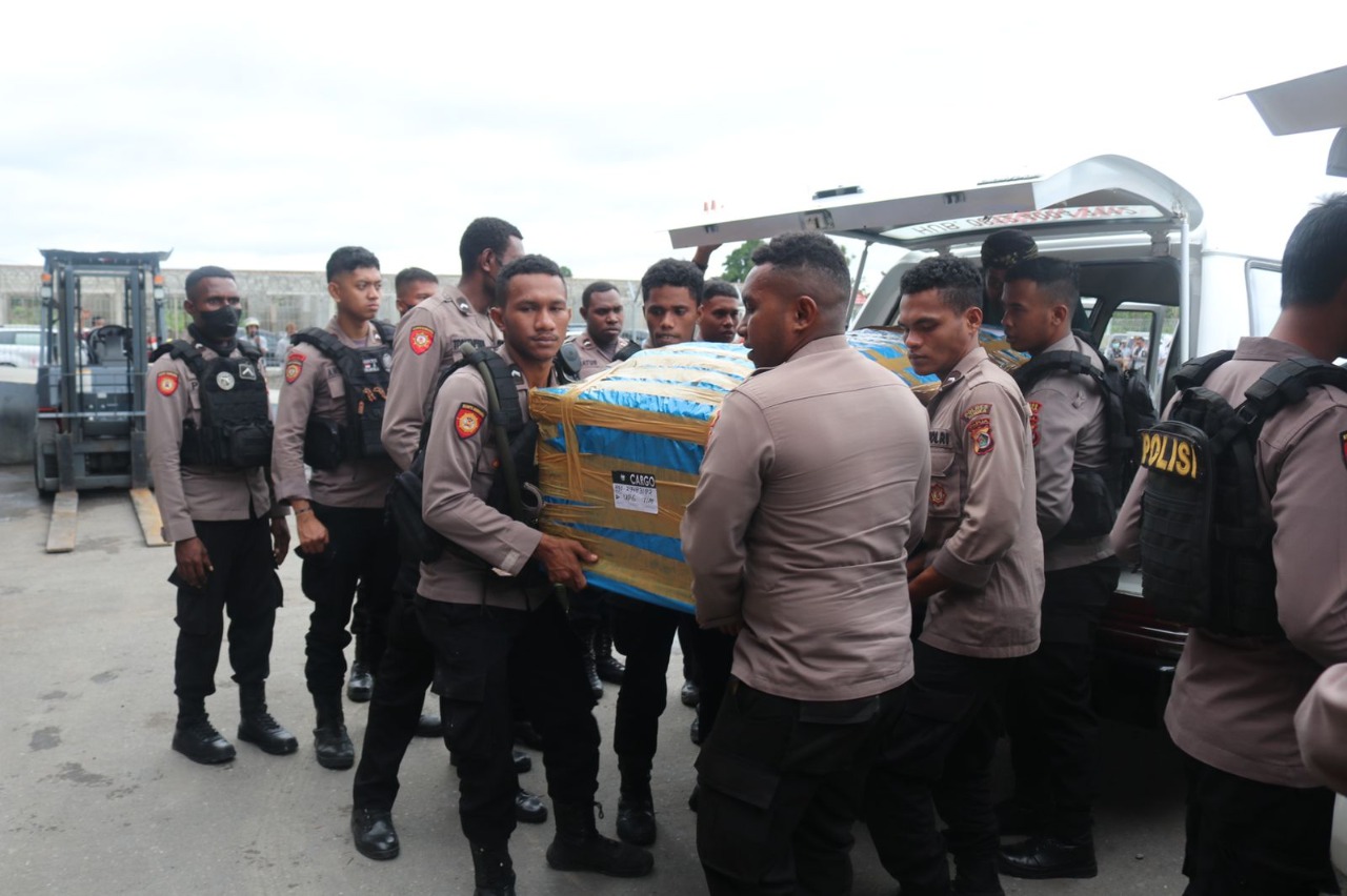 Kapolres Mimika Dampingi Bupati Nduga Serahkan Jenazah Korban Penembakan Kepada Keluarga