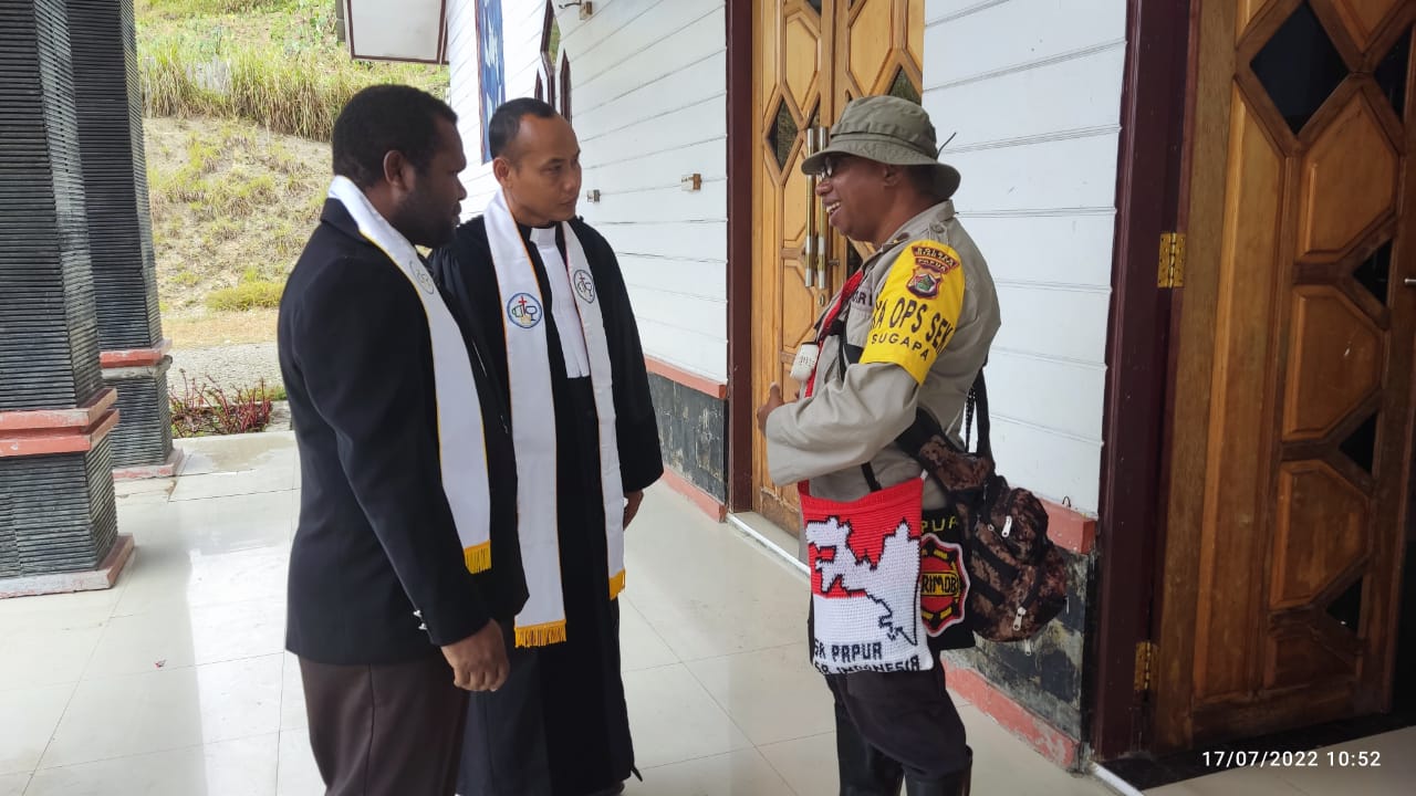 Satgas Binmas Noken Intan Jaya Sambang Jemaat GKII Antokia Saat Ibadah Minggu