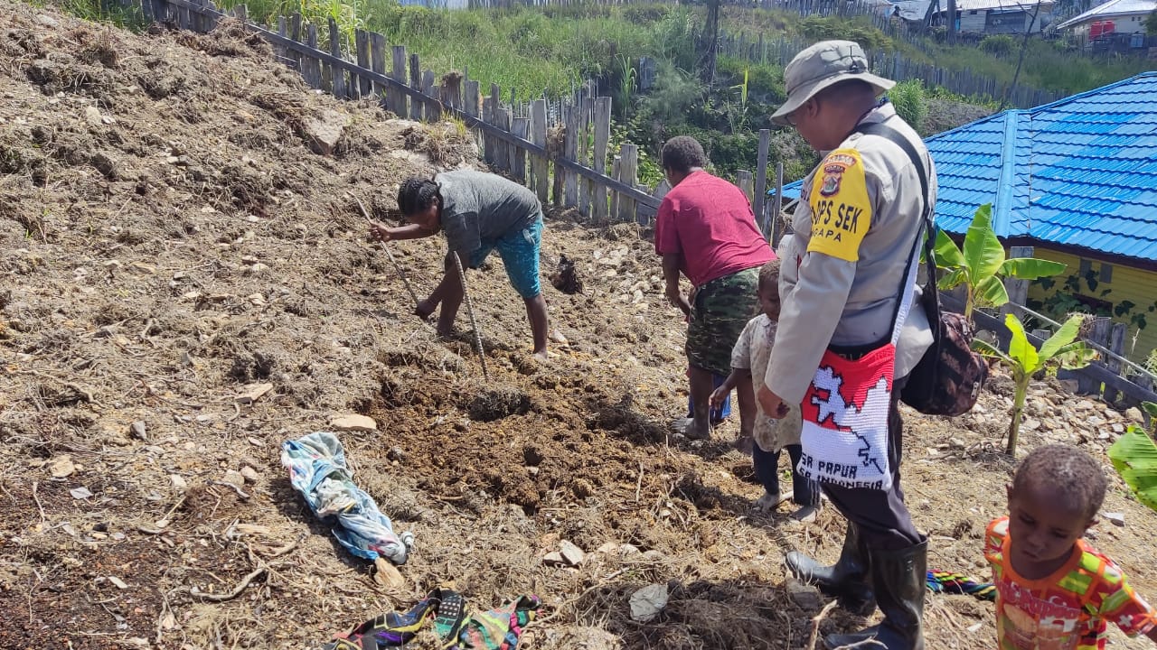 Sambangi Warga Binaan, Satgas Binmas Noken Pantau Lahan Perkebunan