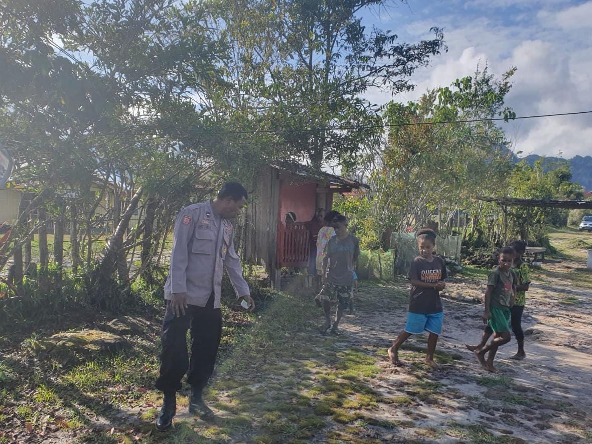 Jamin Kamtibmas Aman dan Kondusif, Personel Polsek Apalapsili Lakukan Patroli di Pedalaman Yalimo