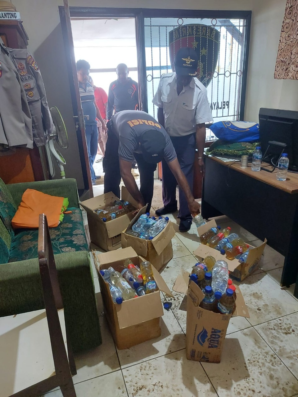 Polsek KPL Serahkan Ratusan Miras Lokal Sitaan ke Sat Resnarkoba Polres Merauke