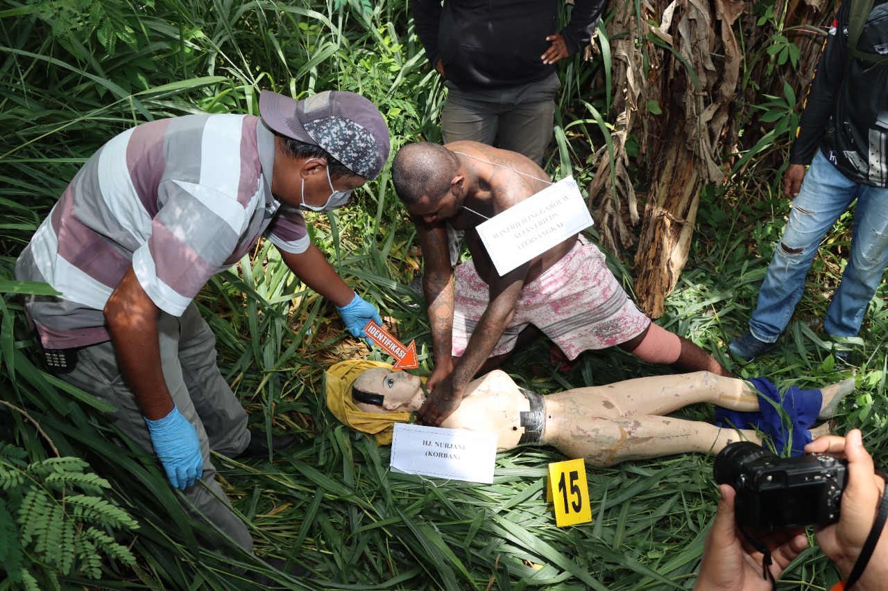 Polresta Jayapura Kota Lakukan Adegan Rekontruksi Ulang Pembunuhan dan Pemerkosaan di Jembatan Temiri