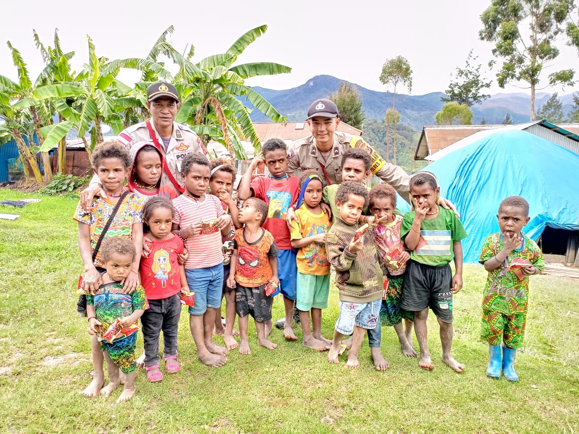 Cerdaskan Anak Bangsa, Binmas Noken Polri Laksanakan Program Si Ipar di Kampung Kago