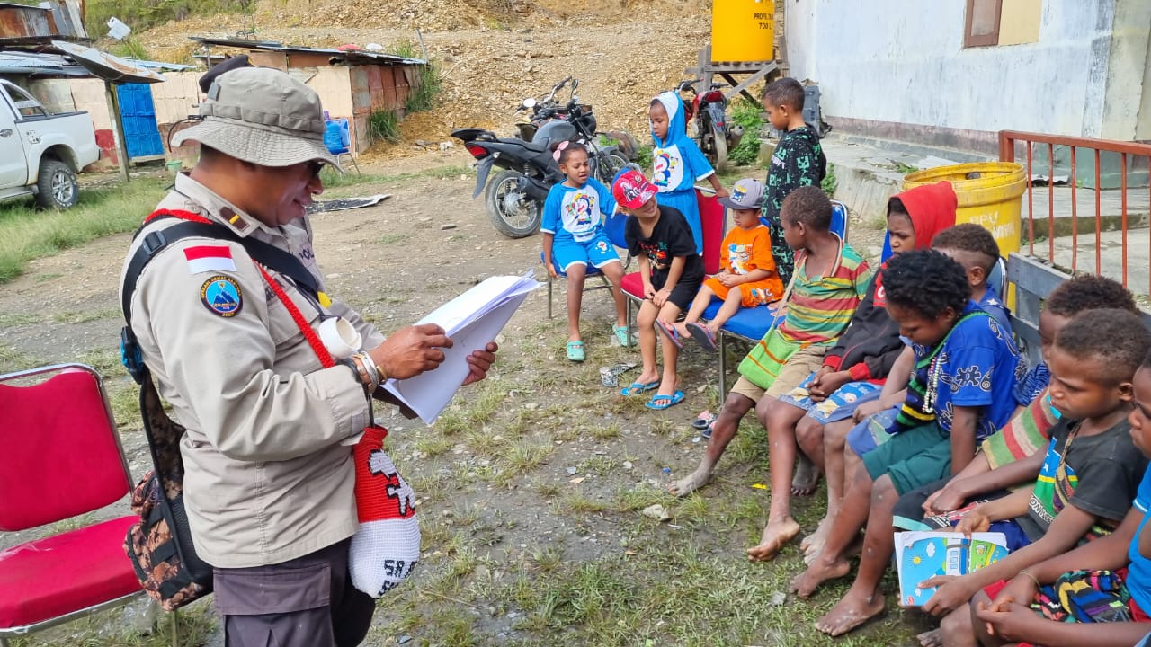 Anak-anak Intan Jaya Bermain dan Belajar Bersama di Polsek Sugapa