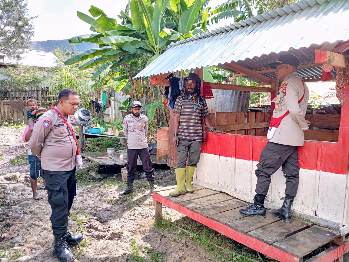 Cek Langsung Perkembangan Ternak, Binmas Noken Kunjungi Spot Peternakan Babi Milik Bapak Alius Tabuni