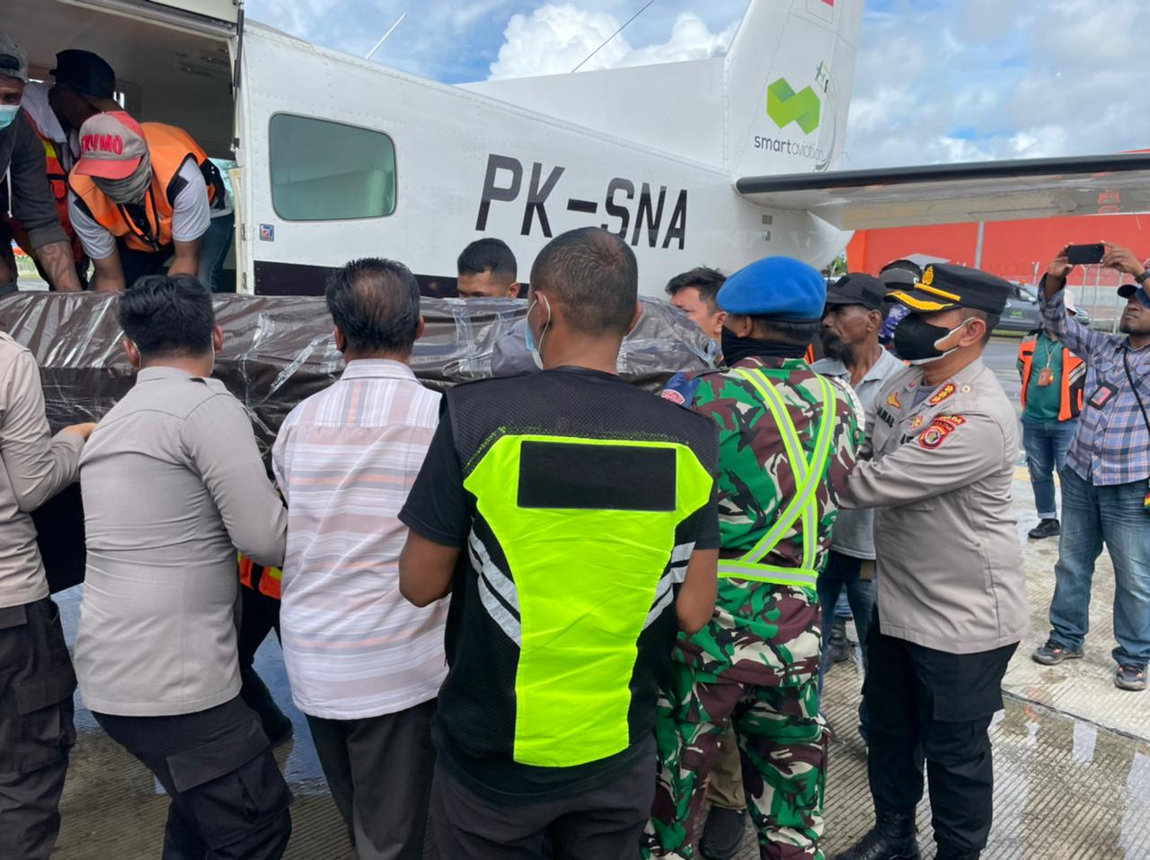 Aksi Kabid Humas Polda Papua, Ikut Evakuasi dan Angkat Jenazah Korban Kekerasan KKB