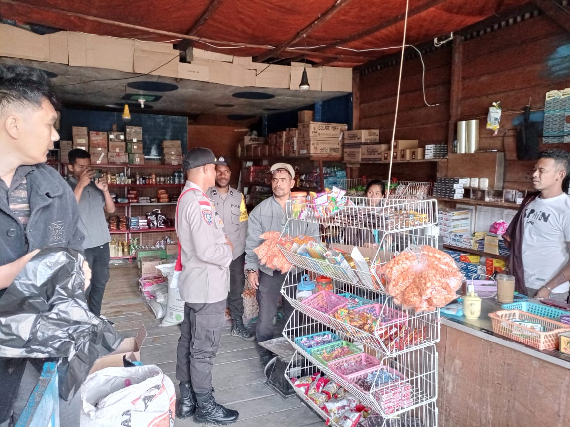 Antisipasi Gangguan Kamtibmas, Binmas Noken Sambangi Masyarakat di Pasar Ilaga