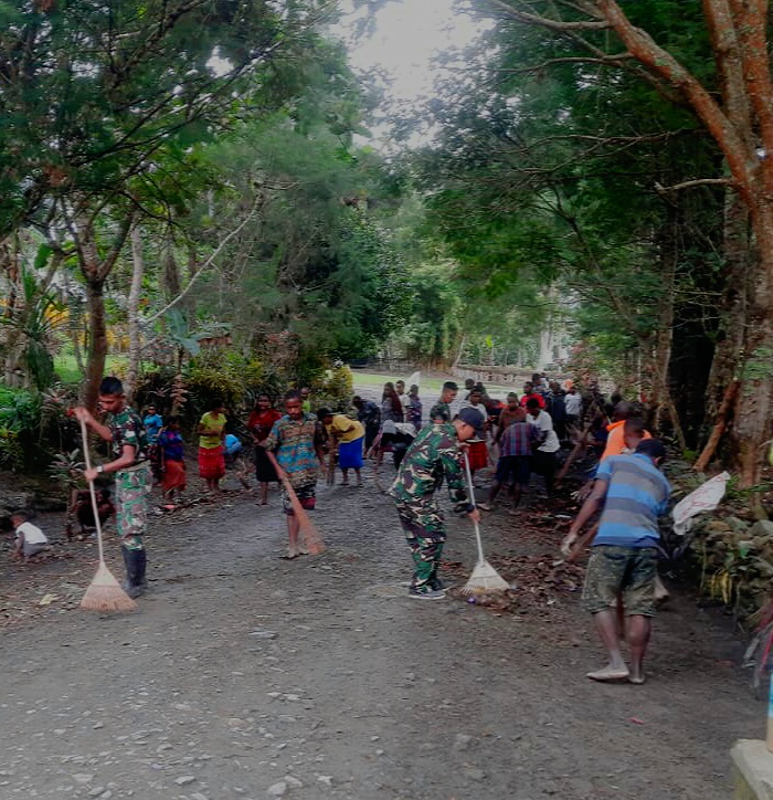 Wujudkan Lingkungan Bersih, Satgas Pamtas Yonif Raider 142/KJ Gelar Kerja Bakti Bersama Warga