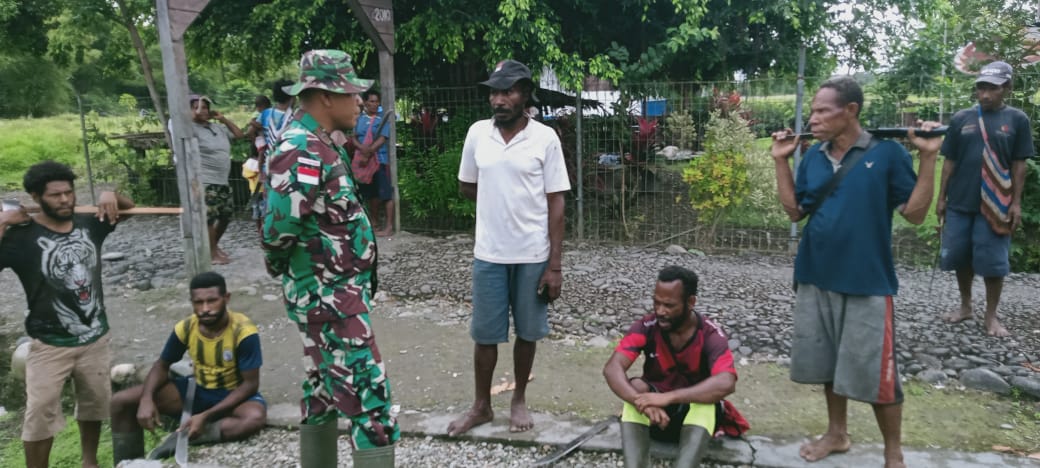 Kesenangan Masyarakat Di Perbatasan Papua Di Datangi Personel Satgas Yonif 126/KC