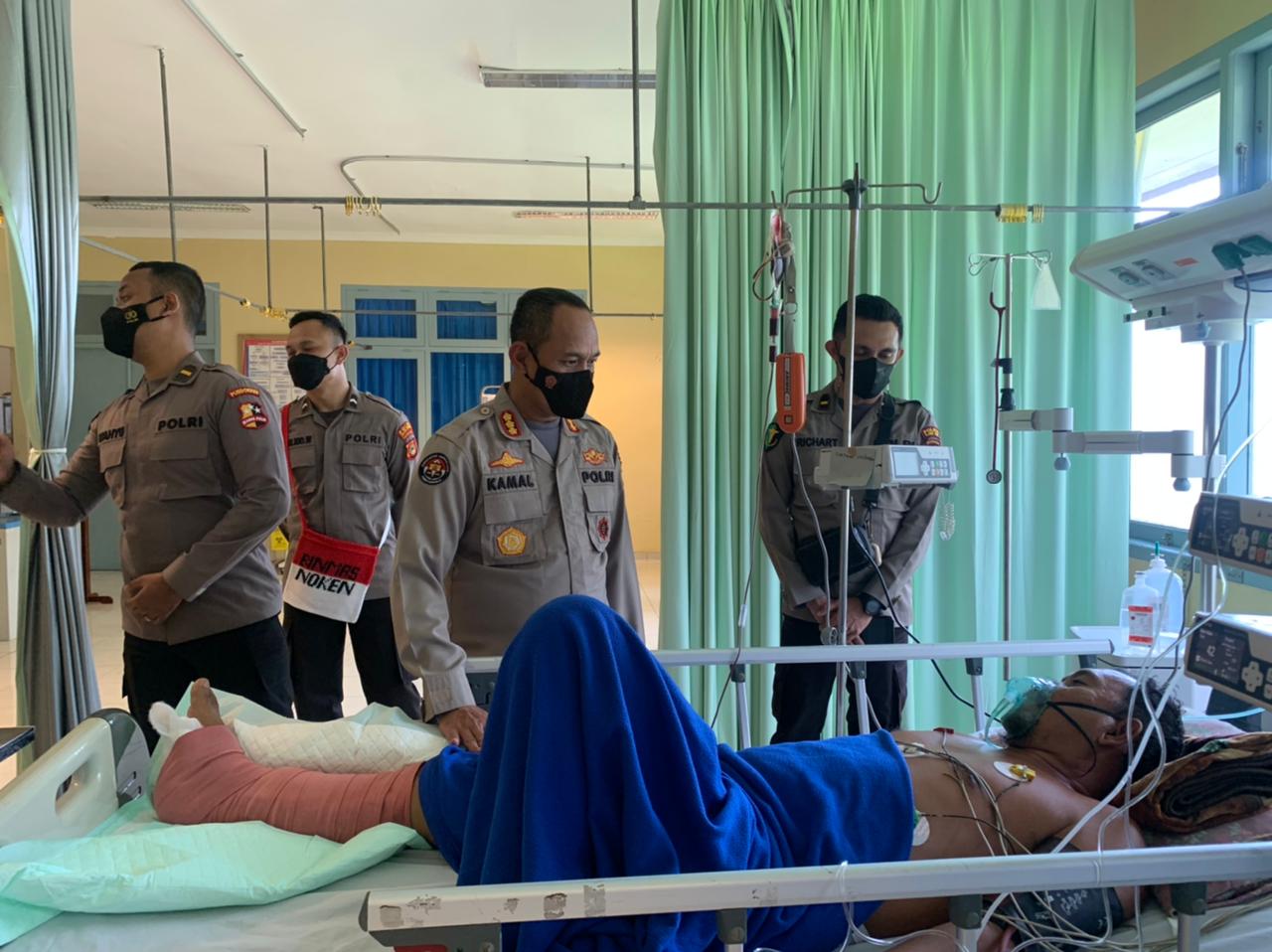 Jenguk Korban Kekerasan KKB, Kabid Humas Polda Papua Beri Semangat dan Penguatan