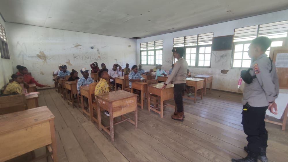 Sat Binmas Polres Intan Jaya Lakukan Sosialisasi di SMP N 1 Yokatapa