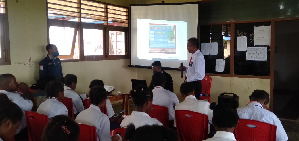 Satuan Reserse Narkoba Sosialisasikan Bahaya Narkoba dan Miras Kepada Peserta MPLS di Mappi