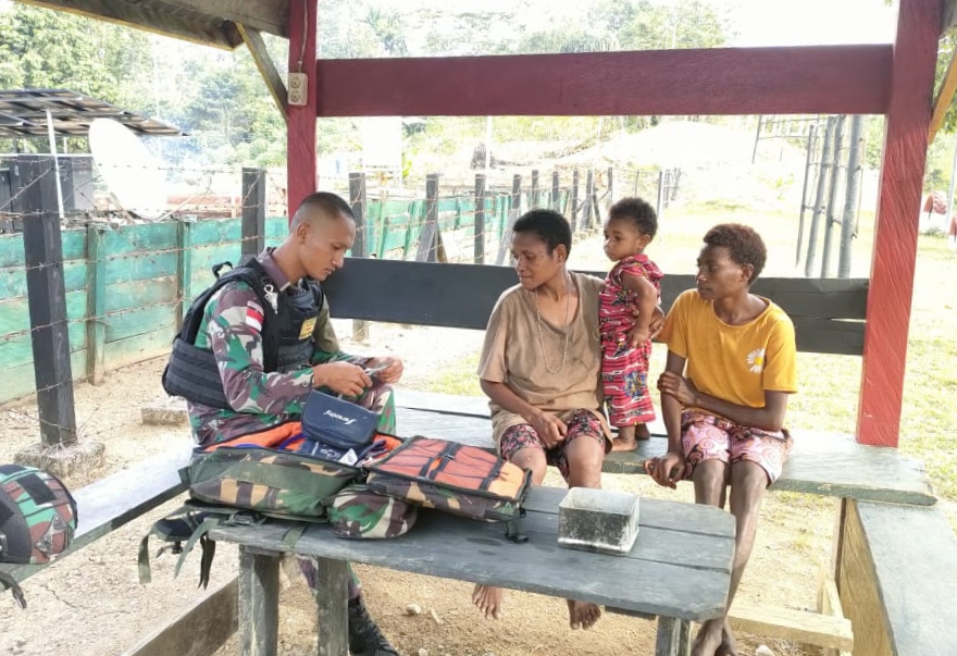 Masyarakat Papua Terbantu, Satgas Yonif 126/KC Berikan Pelayanan Kesehatan Gratis Di Pos Kepada Masyarakat Di Perbatasan  
