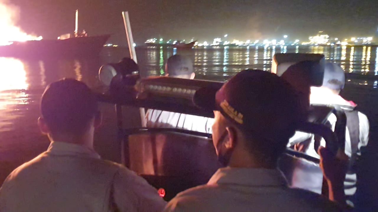 Dua Unsur Patroli Bakamla RI Padamkan KLM Murah Rejeki Yang Terbakar