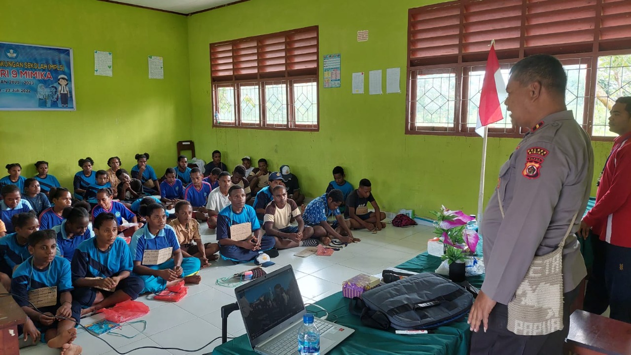 Wujudkan Generasi Taat Hukum, Binmas Noken Beri Penyuluhan di SMP N 9 Kabupaten Mimika