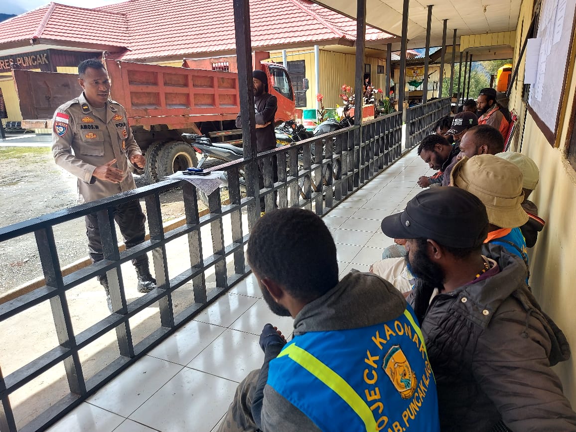 Gencarkan Program Peka, Binmas Noken Ajak Para Tukang Ojek Jaga Kamtibmas Bersama