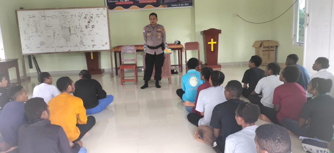 Kanit Binmas Polsek Mimika Baru Lakukan Penyuluhan Bahaya Miras dan Narkotika Pada Pelajar