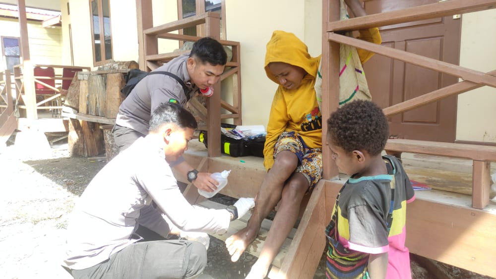Sie Dokkes Polres Intan Jaya Beri Pengobatan Untuk Anak Sugapa
