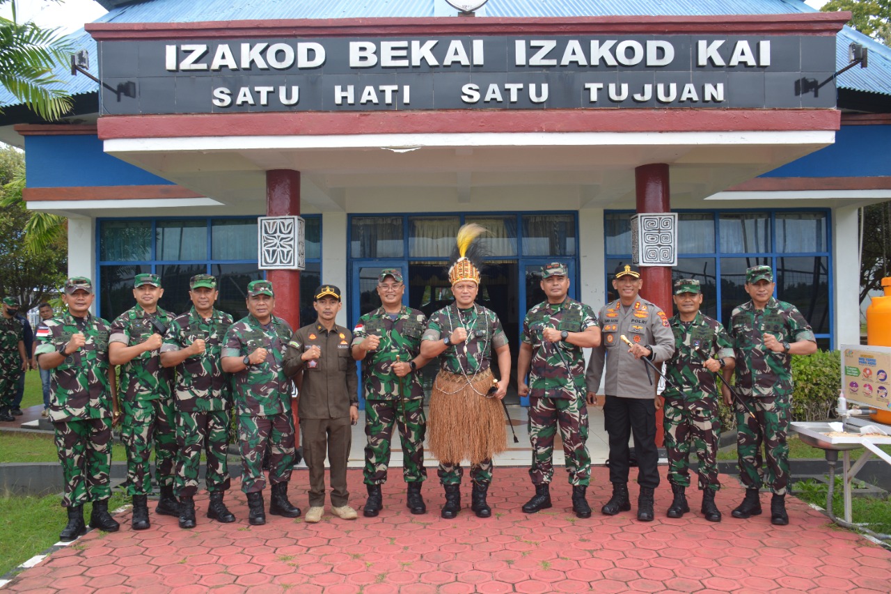 Danrem 174/ATW Merauke Dampingi Pangkogabwilhan III Kunjungi Perbatasan RI-PNG  Kabupaten Merauke