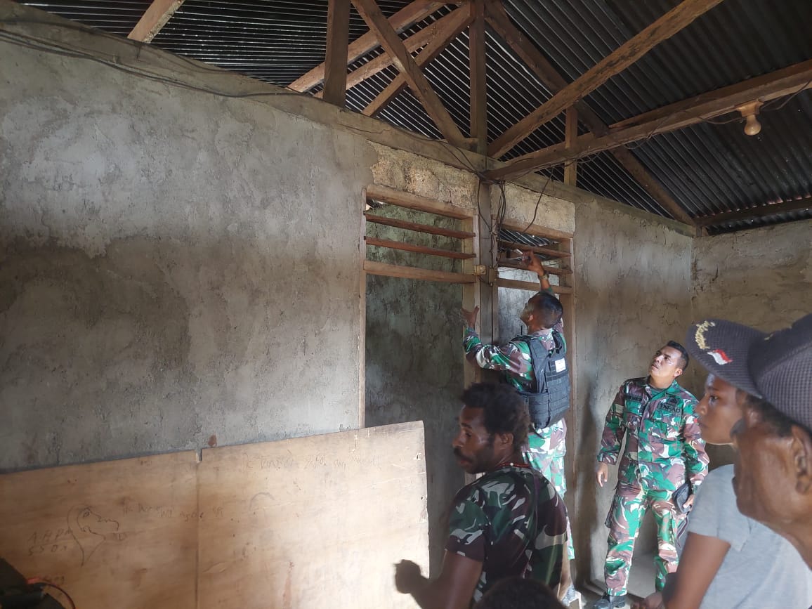 Bantu Masyarakat Papua, Satgas Yonif 126/KC Perbaiki Instalasi Listrik Warga