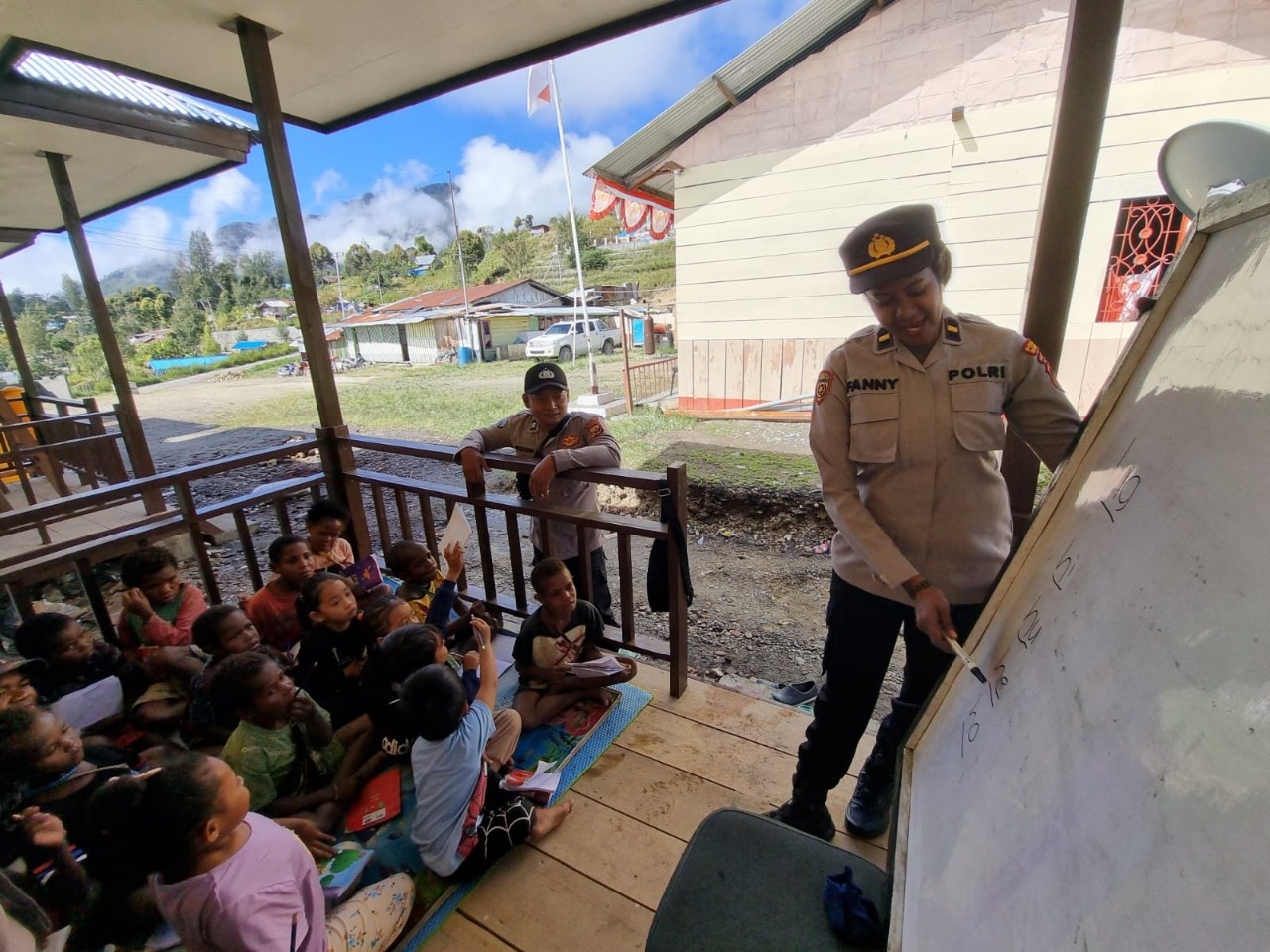 Beri Pertanyaan Berhadiah, Cara Binmas Noken Tarik Perhatian Anak-anak Dalam Program Si Ipar