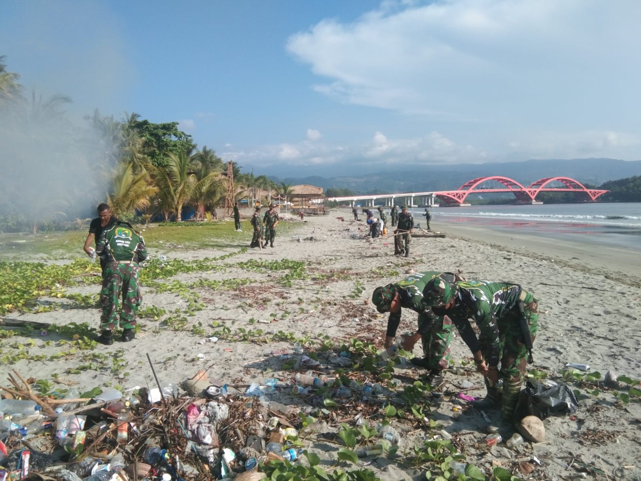 Viral Sampah di Holtekamp, Kodim 1701/Jayapura Responsif Lakukan Pembersihan