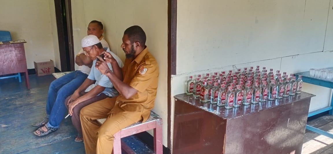 Polisi Bersama TNI dan Masyarakat Musnahkan Miras Ilegal di Merauke