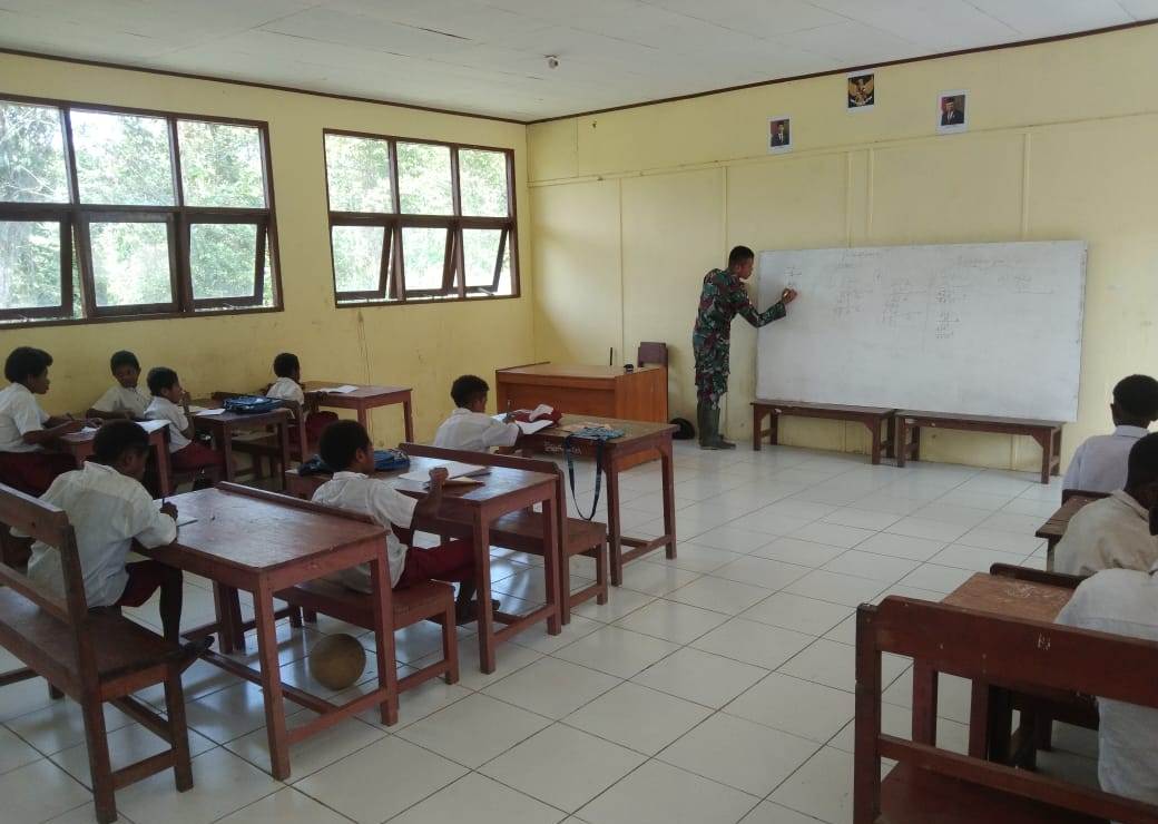 Cerdaskan Anak Bangsa, Satgas Yonif 126/KC Perkuat Tenaga Pendidik Di Perbatasan Papua