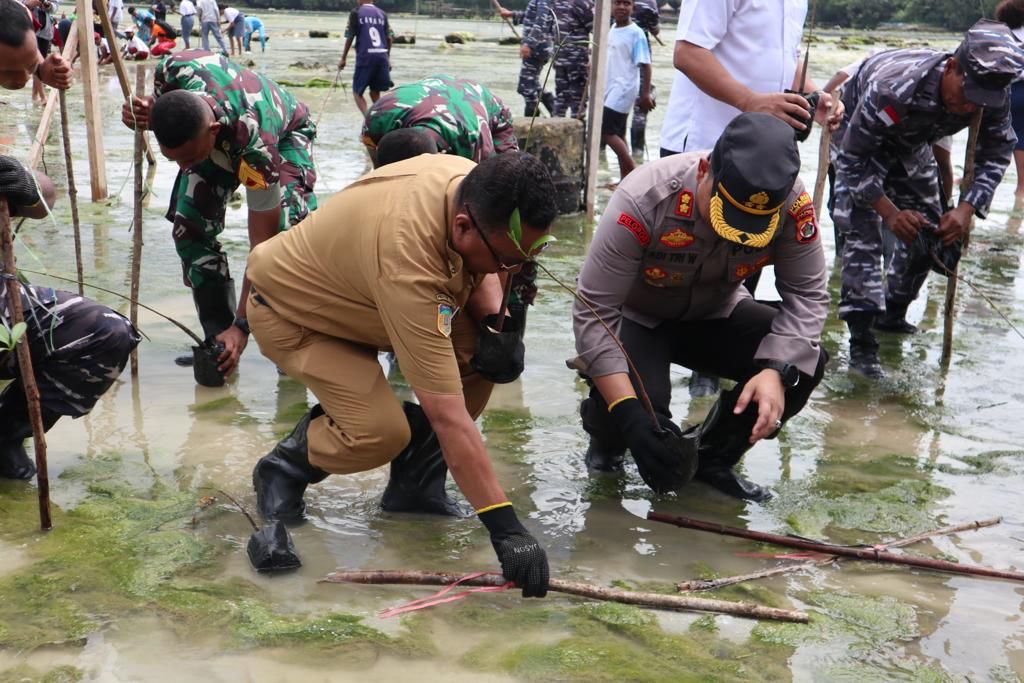 Hari Mangrove Sedunia, Kapolres Biak Hadiri Penanaman Bibit Pohon