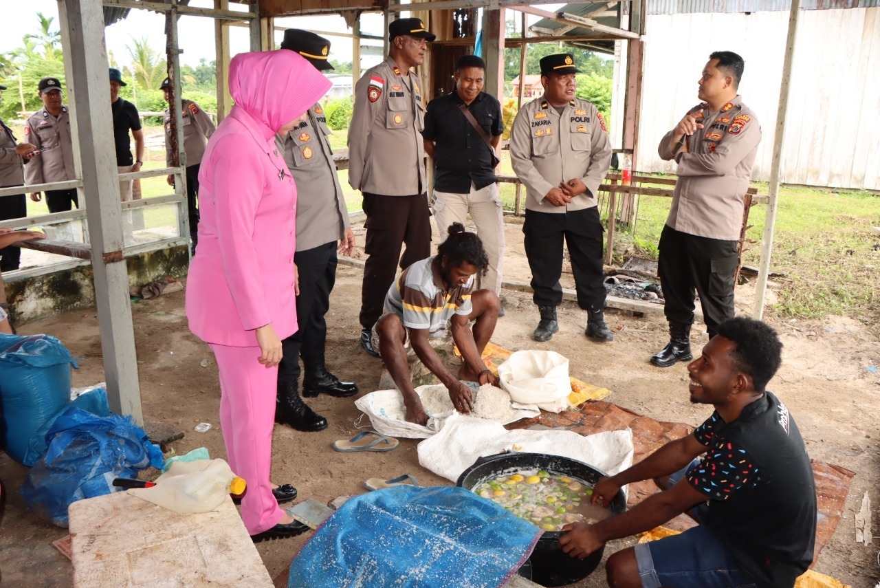 Buka Usaha Ikan Asin, Kapolres Biak Apresiasi Kreasi Briptu Briando R. Yarangga