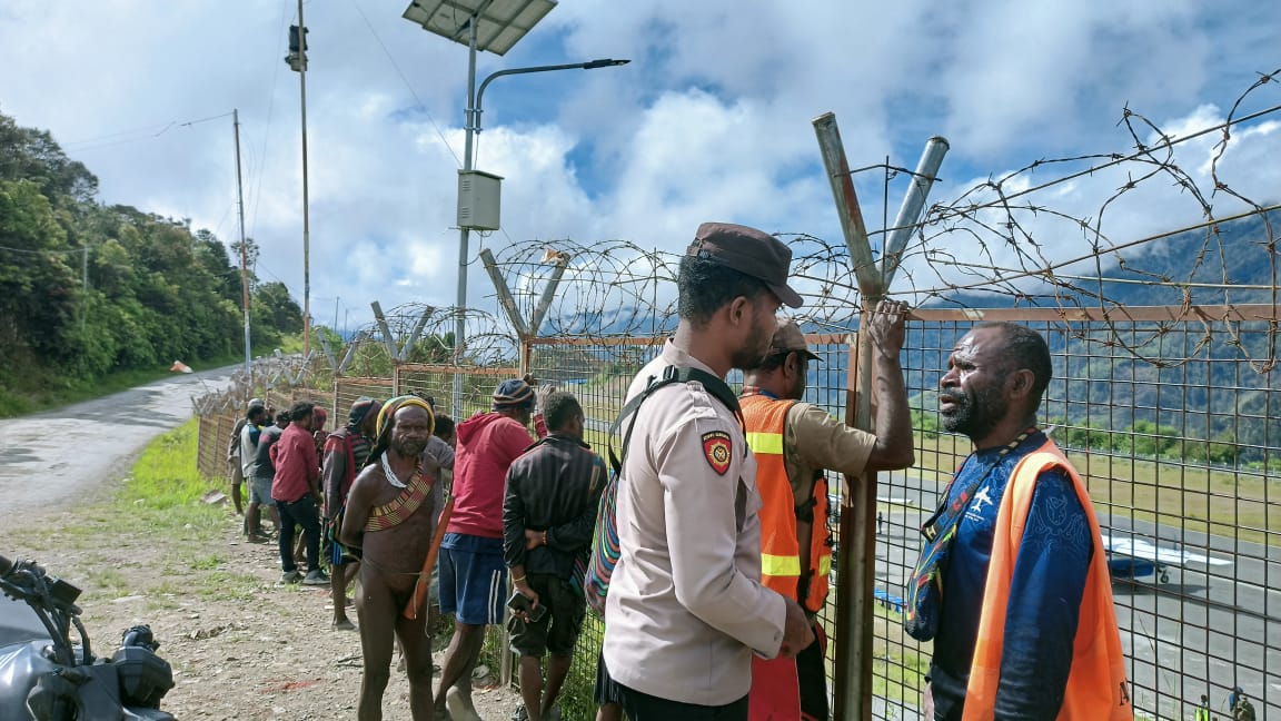 Bahas Kamtibmas, Binmas Noken Hadir di Tengah-Tengah Warga Kota Sugapa Kabupaten Intan Jaya