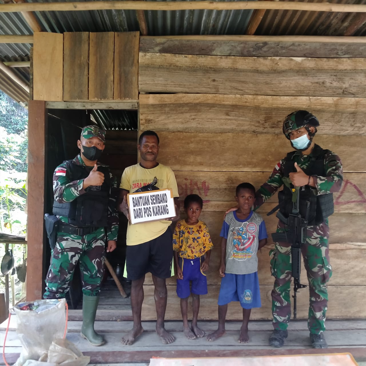 Kemanunggalan TNI-Rakyat, Satgas Yonif 126/KC Berikan Paket Sembako