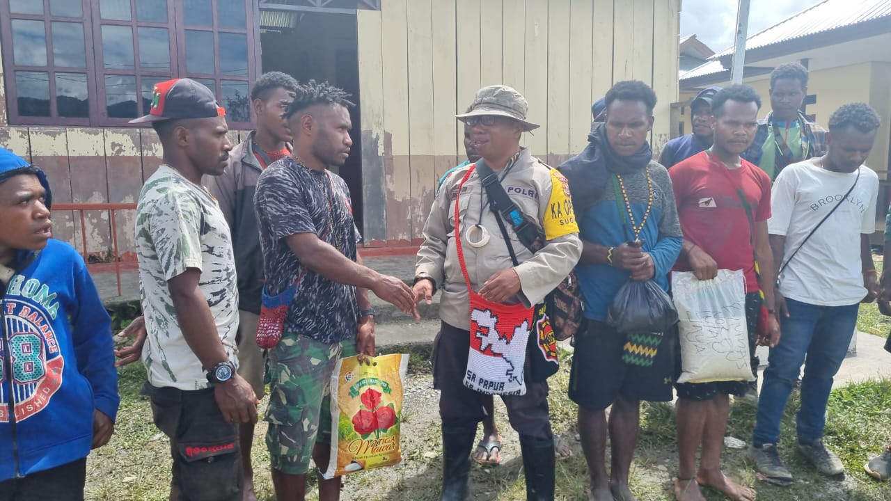 Salurkan Bantuan Sembako, Binmas Noken Harap Pelajar Semangat dan Fokus Dalam Belajar